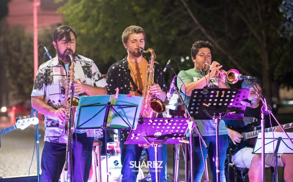 Ensamble en vivo en evento nocturno