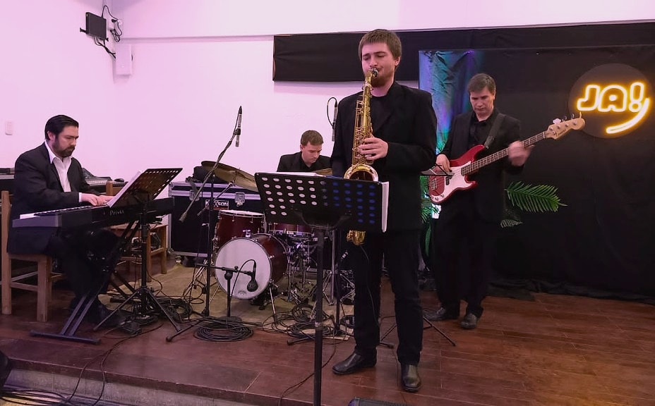 Formación en vivo con piano, saxo, contrabajo y batería