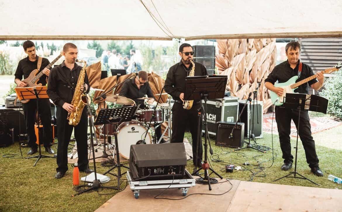 Recepción de boda — música en vivo al aire libre