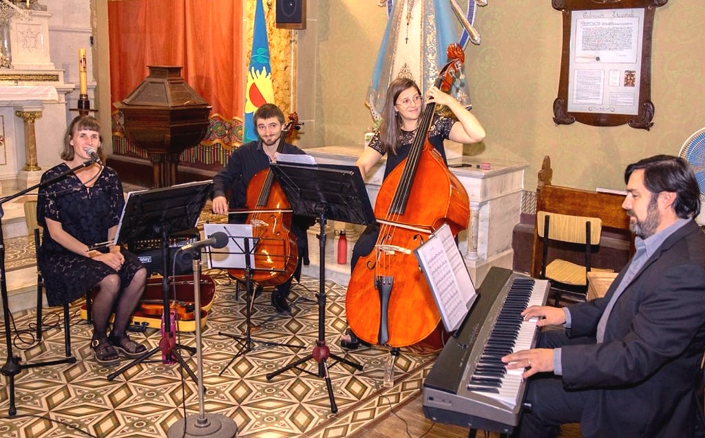 Ensamble en ceremonia de boda con voz
