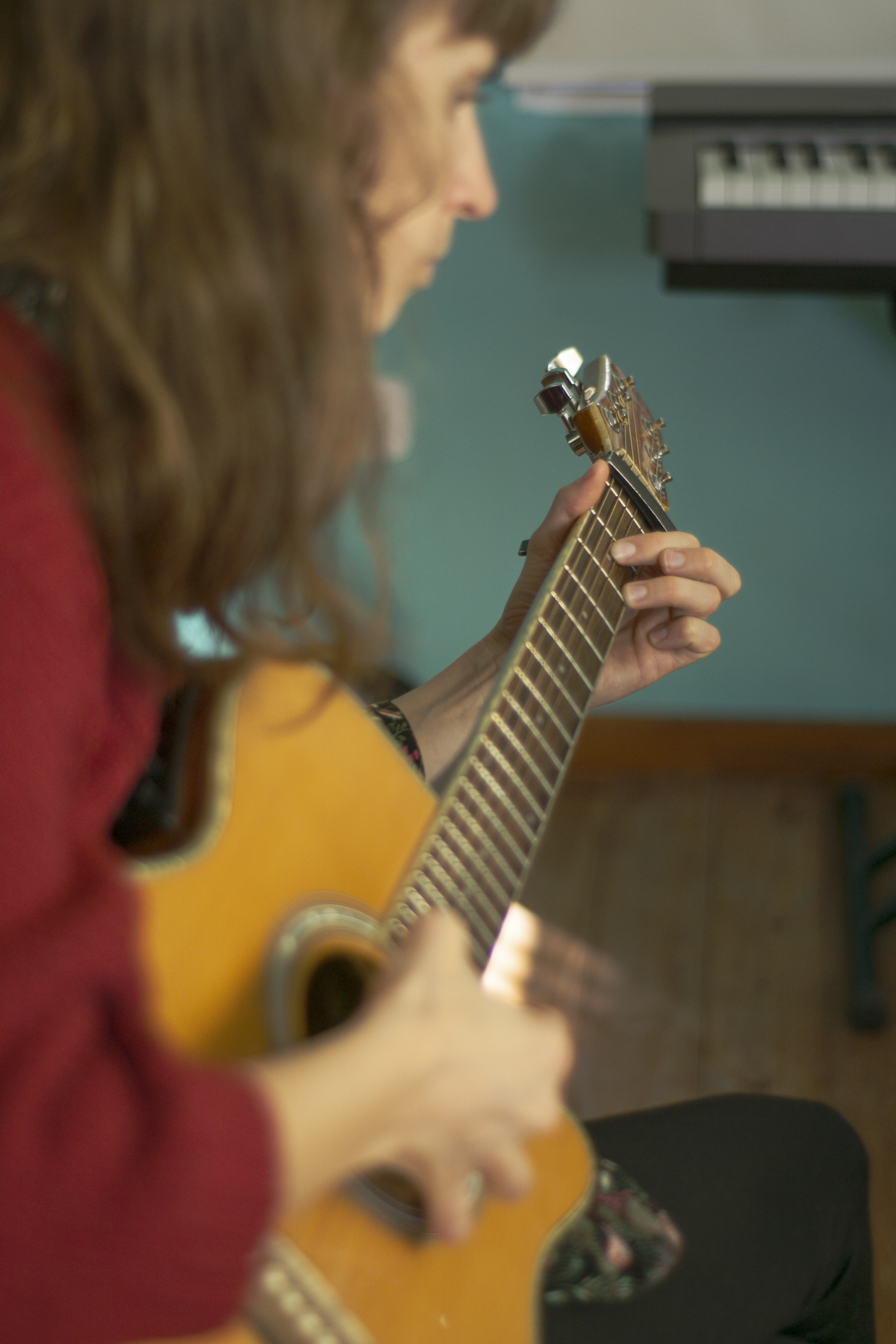 Momento de grabación de guitarra acústica