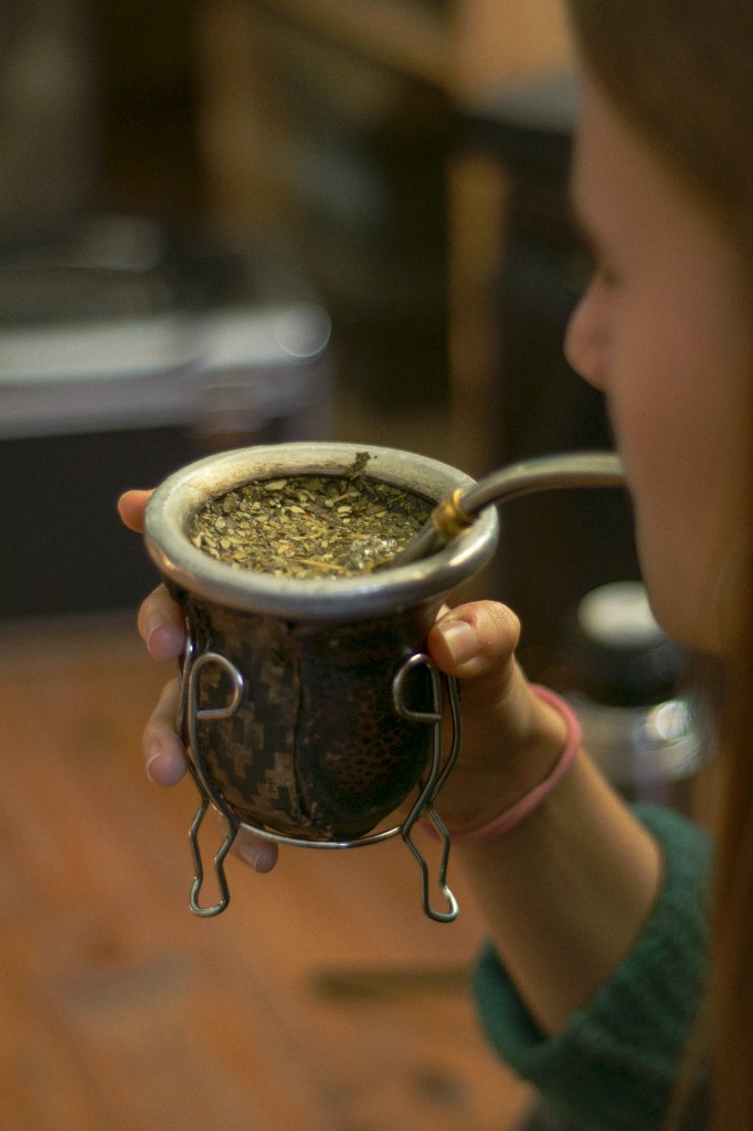 Pausa con mate durante la sesión de grabación